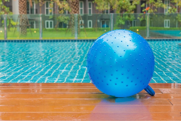 Photo close-up of ball in swimming pool