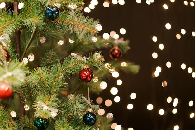 Close-up ballen op kerstboom Bokeh slingers op de achtergrond Nieuwjaar