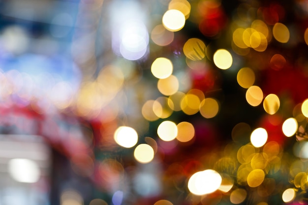 Primo piano di palline su ghirlande di bokeh di albero di natale sullo sfondo del nuovo anno concetto