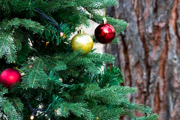 バック グラウンドでクリスマス ツリーのボケ味の花輪のボールのクローズ アップ