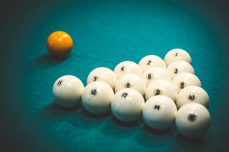 Photo close-up of balls on pool table