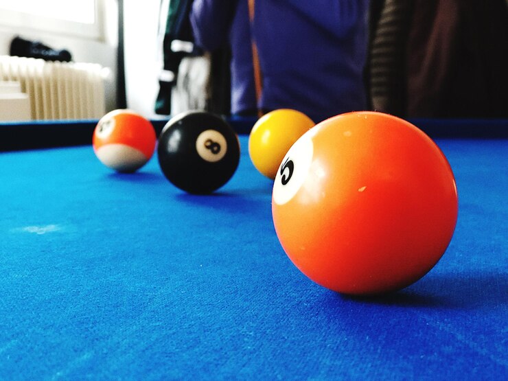 Photo close-up of balls on pool table