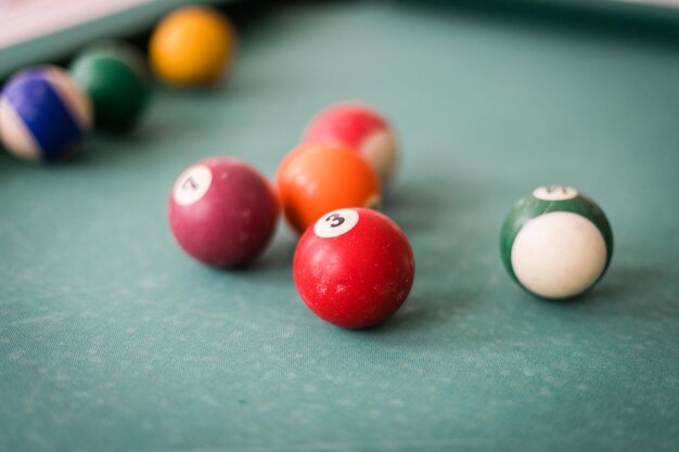 Photo close-up of balls on table