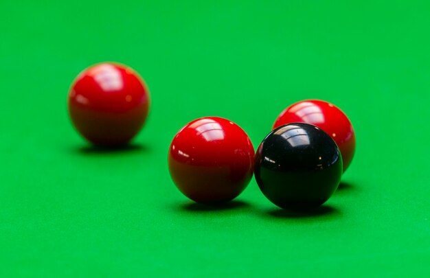 Photo close-up of balls on table