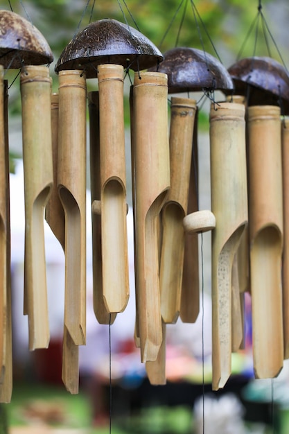 Photo close-up of bamboo windchime