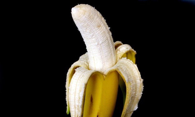 Foto close-up di una banana su uno sfondo nero