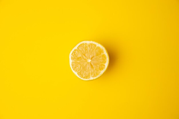 Photo close-up of banana against orange background