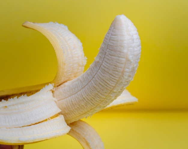 Photo close-up of banana against yellow background