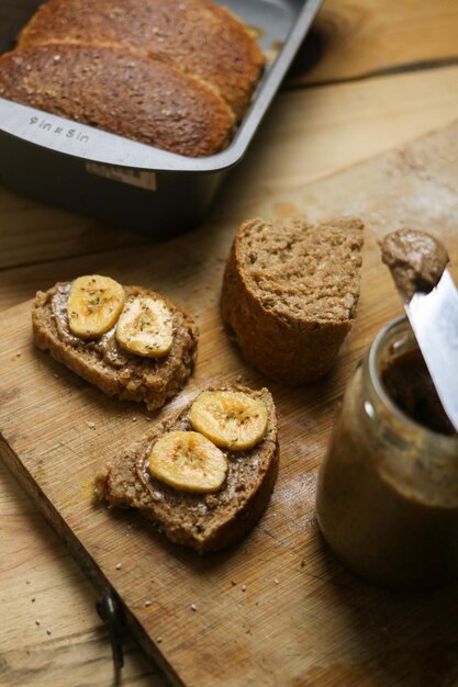 Photo close-up of banana bread on table