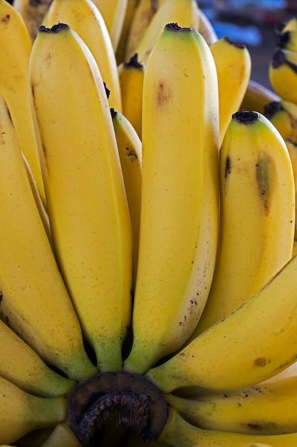 Крупный план банановой связки на стойле уличного рынка
