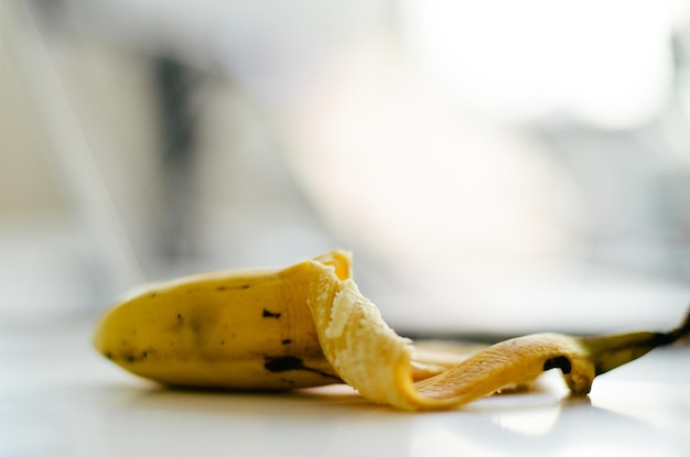 Photo close-up of banana peel at table