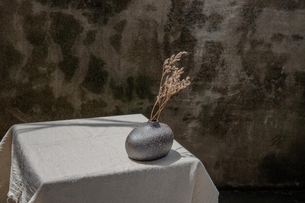 Photo close-up of bananas on table against wall