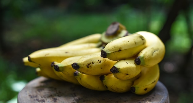 Photo close-up of bananas on table