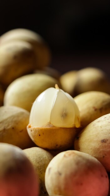 Photo close-up of bananas on table