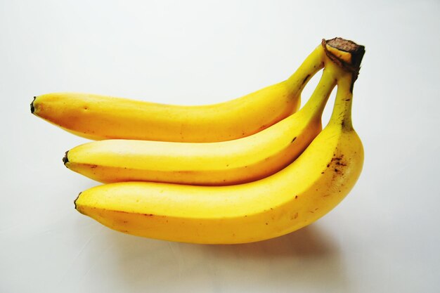 Foto close-up di banane su sfondo bianco