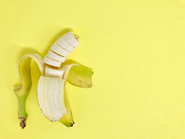 Photo close-up of bananas over yellow background