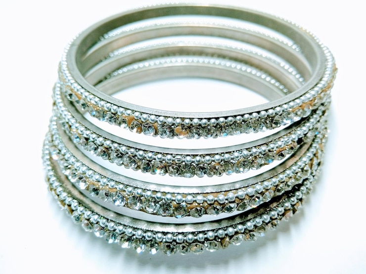 Photo close-up of bangles against white background