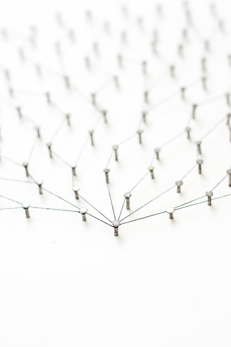 Photo close-up of barbed wire against white background