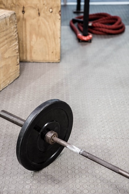 Foto chiuda in su di un barbell alla ginnastica del crossfit