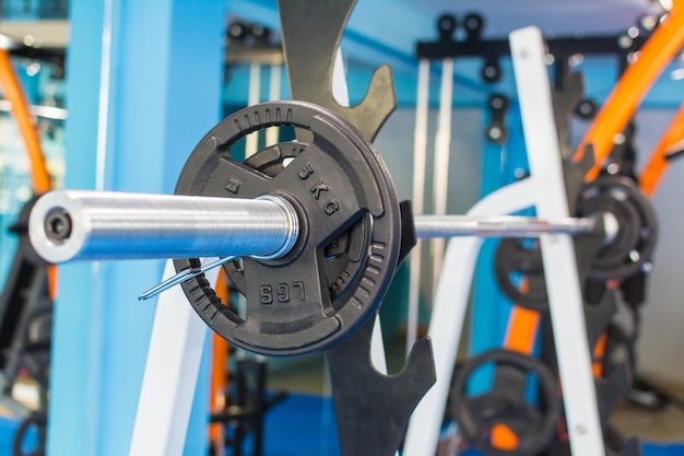 Photo close-up of barbell in gym