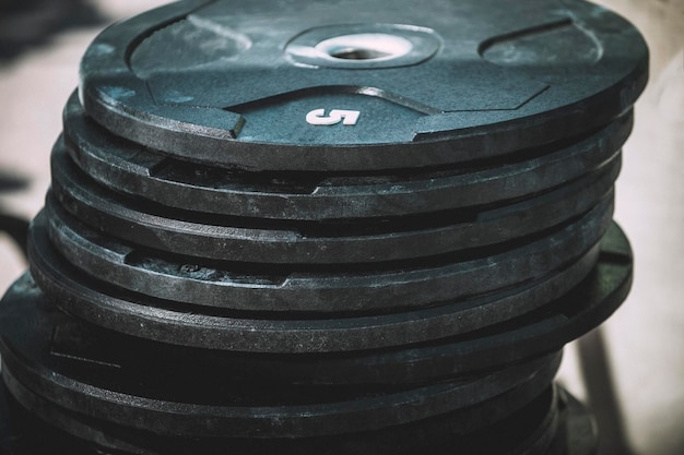 Photo close-up of barbells at gym