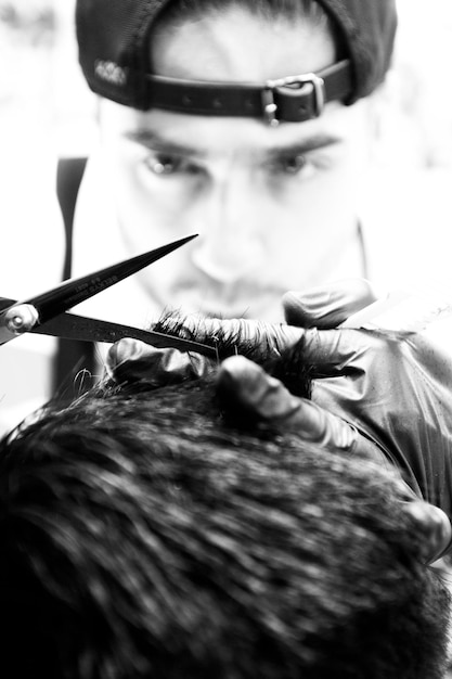 Photo close-up of barber cutting customer hair