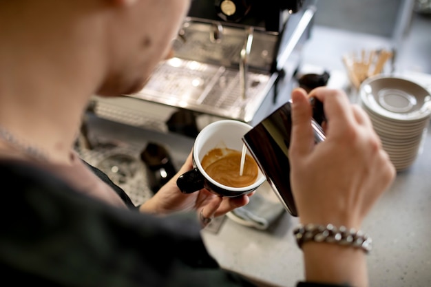 Close-up barista koffie zetten