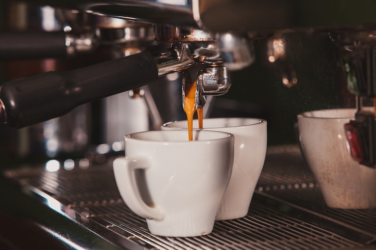 Foto close-up barista maalt koffie voor gearomatiseerde espresso