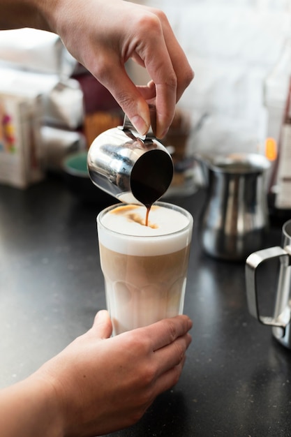 Foto chiuda sul barista che prepara la bevanda