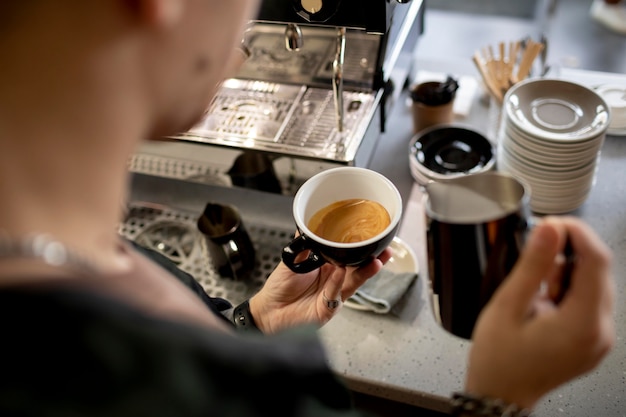 Photo close up barista preparing coffee