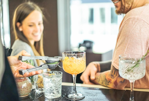 Photo close-up of bartender making drinks for people