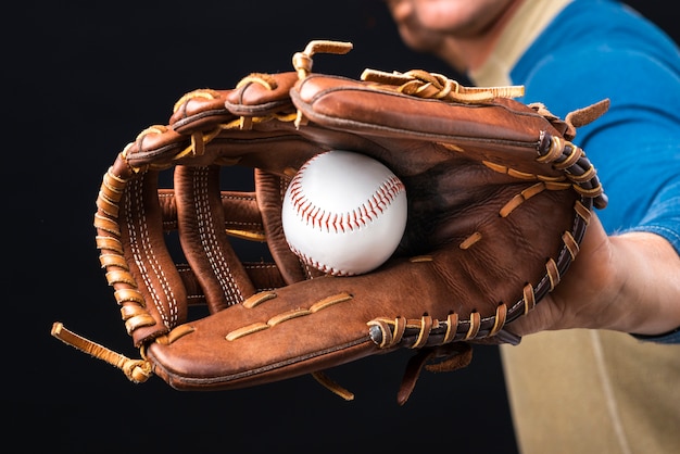 Primo piano di baseball in guanto