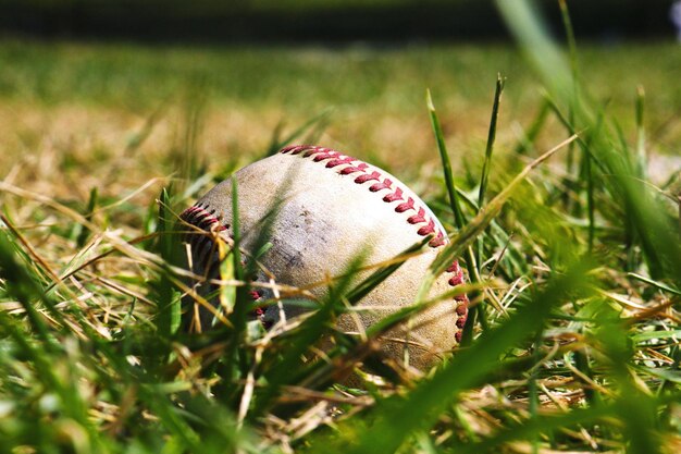 Foto prossimo piano di baseball sull'erba