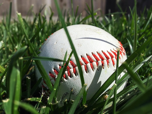 Foto close-up di una partita di baseball sull'erba