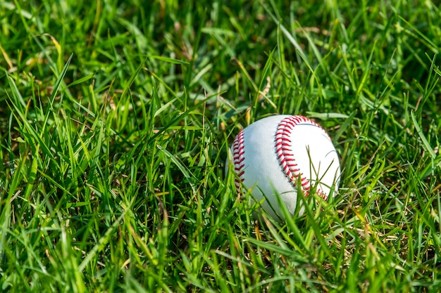 Photo close-up of baseball on grassy field