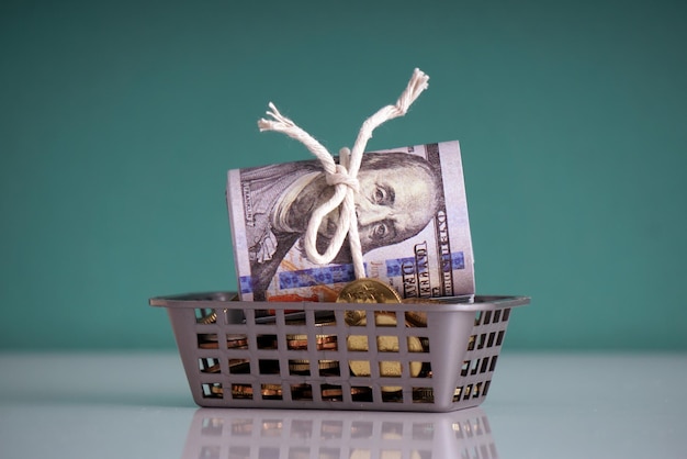 Photo close-up of basket on table against wall