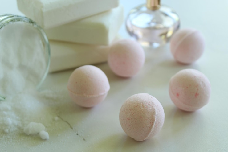 Photo close-up of bath bombs on table
