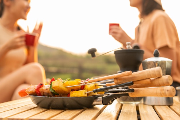 Close-up bbq-grill op de camping