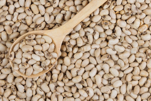 Photo close-up bean on wooden spoon full frame background