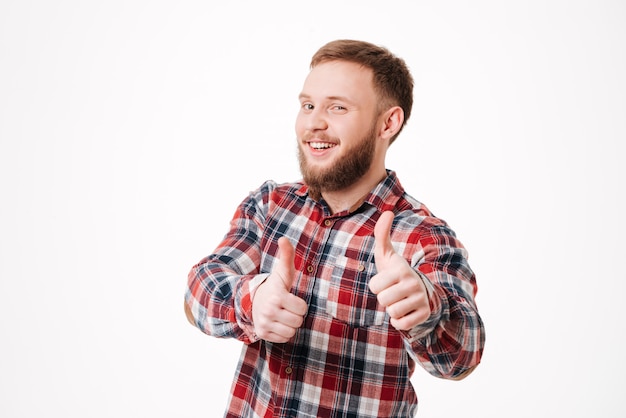 Primo piano uomo barbuto in camicia mostrando thums su