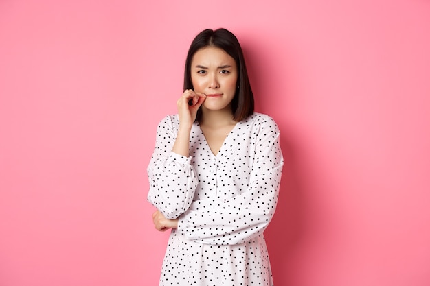 아름다운 아시아 여성 뷰티 블로거의 클로즈업