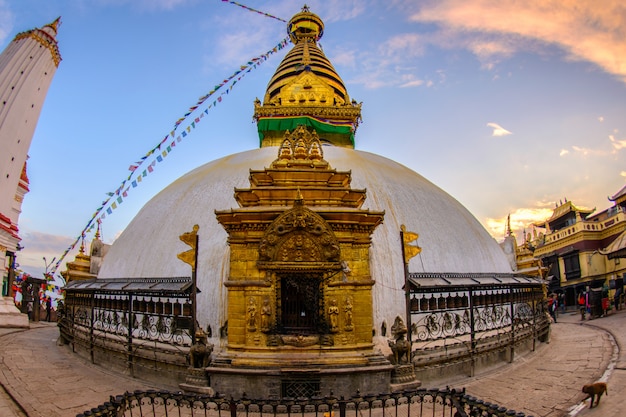 카트만두, 네팔에서 boudhanath stupa의 아름 다운을 닫습니다