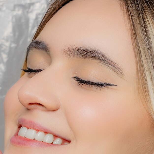 Foto primo piano di bella donna caucasica con eyeliner nero