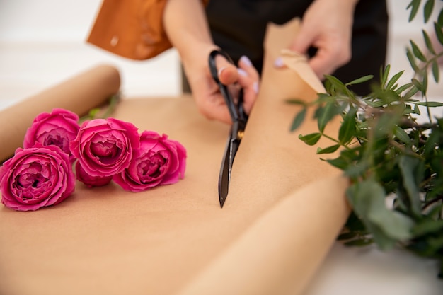 Photo close up on beautiful florist woman