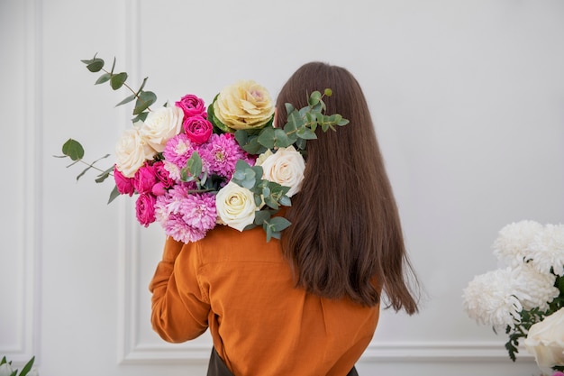 Foto primo piano sulla bella fiorista donna