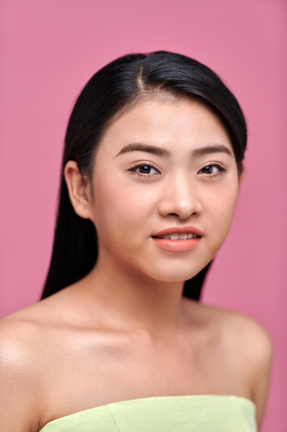 Photo close up beautiful longhair asian woman model with natural make up and clean fresh skin isolated