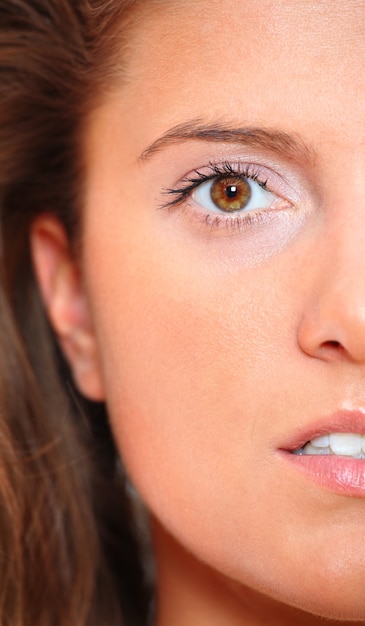 Foto un primo piano di un bel viso femminile naturale su sfondo bianco