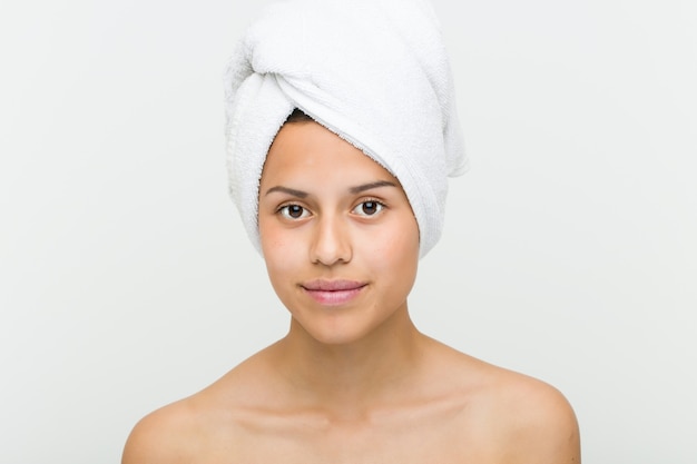 Крупным планом красивой и естественной испанской молодой женщины с полотенцем на голове