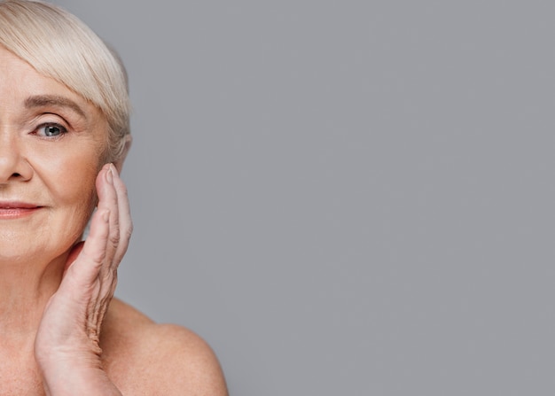 Photo close-up beautiful old woman with copy-space