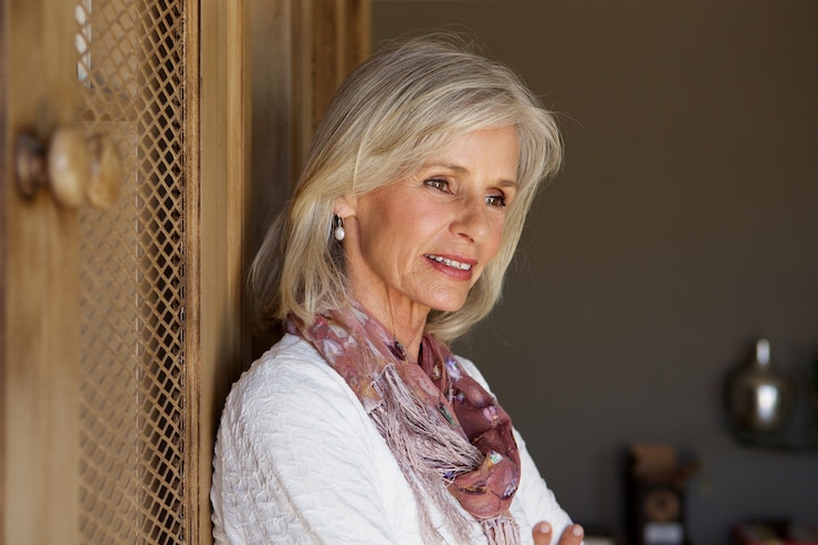 Photo close up beautiful older woman thinking